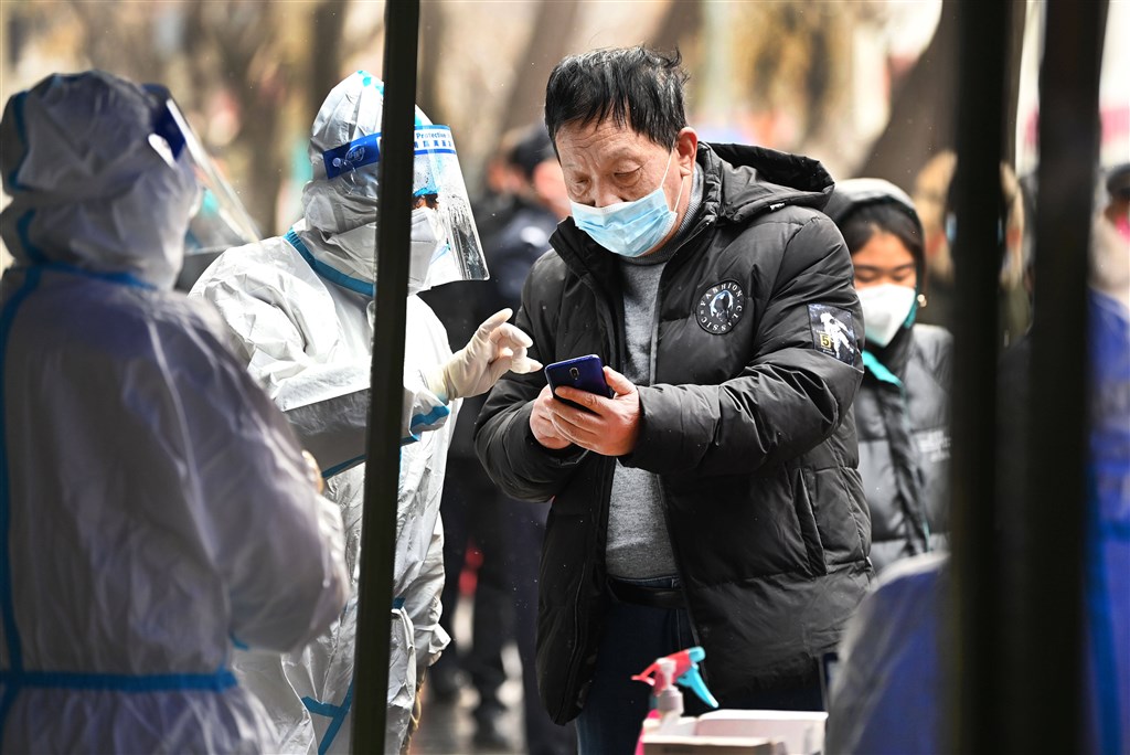 RTLnieuws's tweet photo. Extreem strenge coronamaatregelen in delen China: autorijden verboden | Liveblog: 

https://t.co/Mm2ZMKA7tM https://t.co/ZcXnxfEHmB