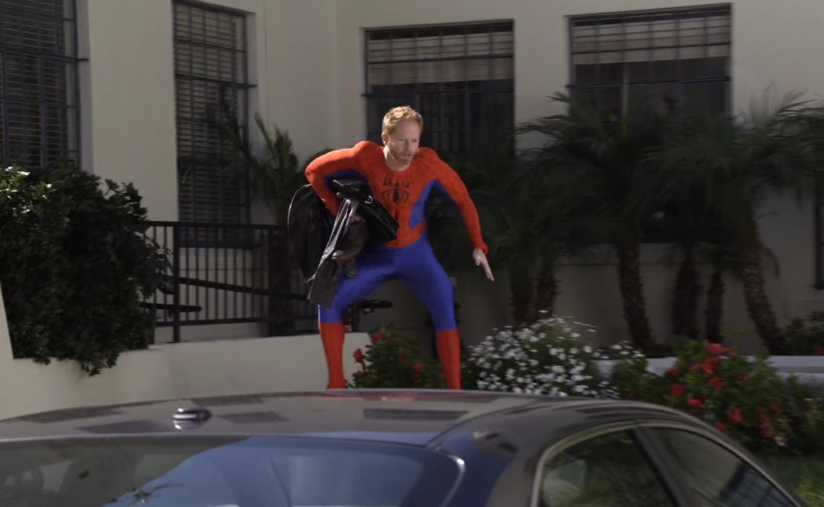 queamargurameda's tweet photo. homem aranha  - tentando ir pra casa versão Mitchel Pritchett Modern Family https://t.co/cQVl2JhtBB