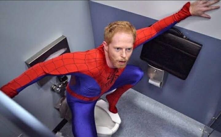 queamargurameda's tweet photo. homem aranha  - tentando ir pra casa versão Mitchel Pritchett Modern Family https://t.co/cQVl2JhtBB