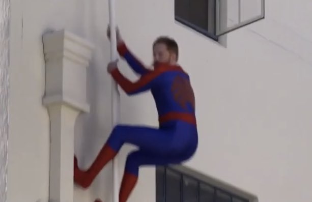 queamargurameda's tweet photo. homem aranha  - tentando ir pra casa versão Mitchel Pritchett Modern Family https://t.co/cQVl2JhtBB