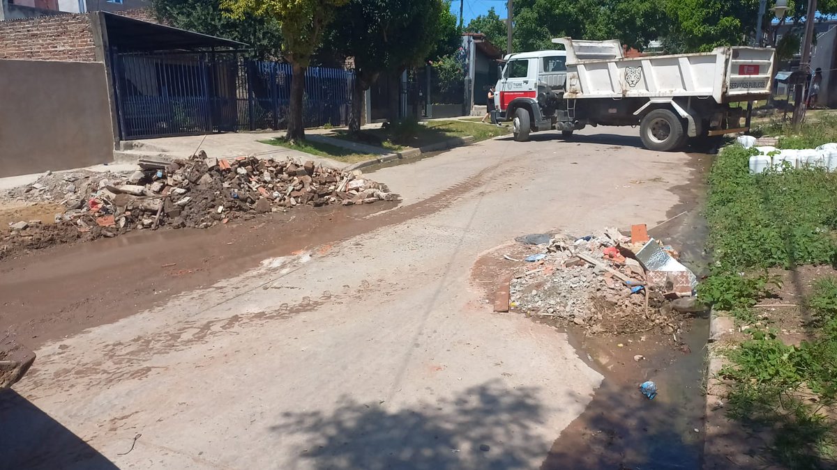 vivi_torcuato's tweet photo. ❌ #AsiNo 
¡SACA TUS RESIDUOS CORRECTAMENTE!
✅Coloca todos tus residuos en bolsas cerradas
✅Residuos de construcción en bolsas de hasta 60 Kg
✅1 Metro cúbico máximo
❌Esta prohibido acumular residuos en calles y esquinas🚯 https://t.co/o5HQxDajGt