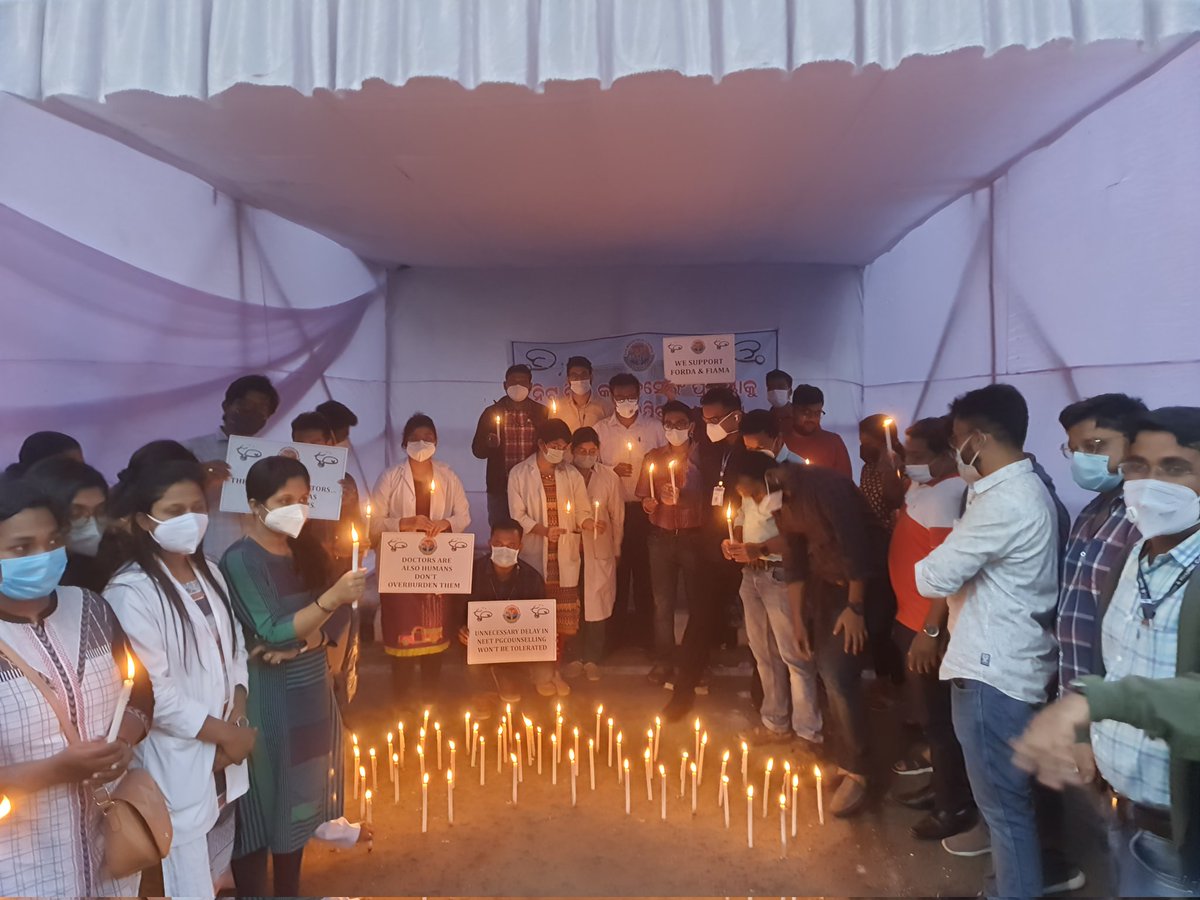 ppldoctor's tweet photo. Candle light protest in support of agitation by @FordaIndia in scb medical college cuttack odisha #neetpg2021counselling #ExpediteNEETPGCounselling2021 https://t.co/CiVNroxDnr