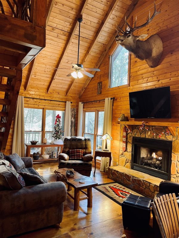 GA_MTN_CABINS's tweet photo. Whitewater Overlook: where you're never more than a short walk from the creek 😃 This new waterfront cabin is now available for your New Years celebration! 

See more pics &amp; booking calendar: https://t.co/jre2J4DKbX

#newyear #cabinrental #waterfront #vacation #blueridgega https://t.co/9j6gK5wGfG