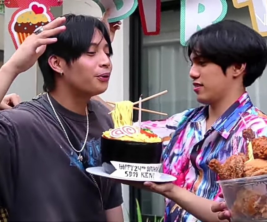missteyken's tweet photo. Same na damit yung inayos ni Kuya Stell kay Kuya Ken. Tapos nakapolo shirt din si Kuya Stell 

 #kentellverse #KenTell

#SB19ChristmasSpecialPart2 #SB19ChristmasSpecial https://t.co/X1nNyZJlW7
