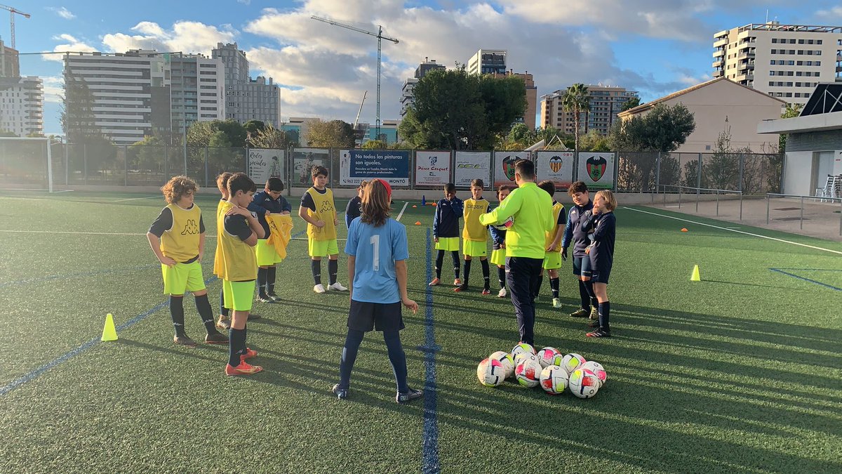 cdmalilla1969's tweet photo. 🎄⚽️ ¡Arranca el #CampusDeNavidad del #CDMalilla con muchas ganas de aprender y pasarlo en grande! https://t.co/bGbLc2Ql3c