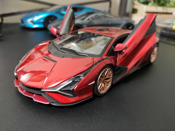 ギミックはドアオープンだけかな?
まぁあんまアクション重視してないけどこれだけでもイカスぜ!!!
ついでに大きさ比較も置いておくぜ
何気にJADAのワイスピマクラーレン720Sのがそこそこ大きめ 