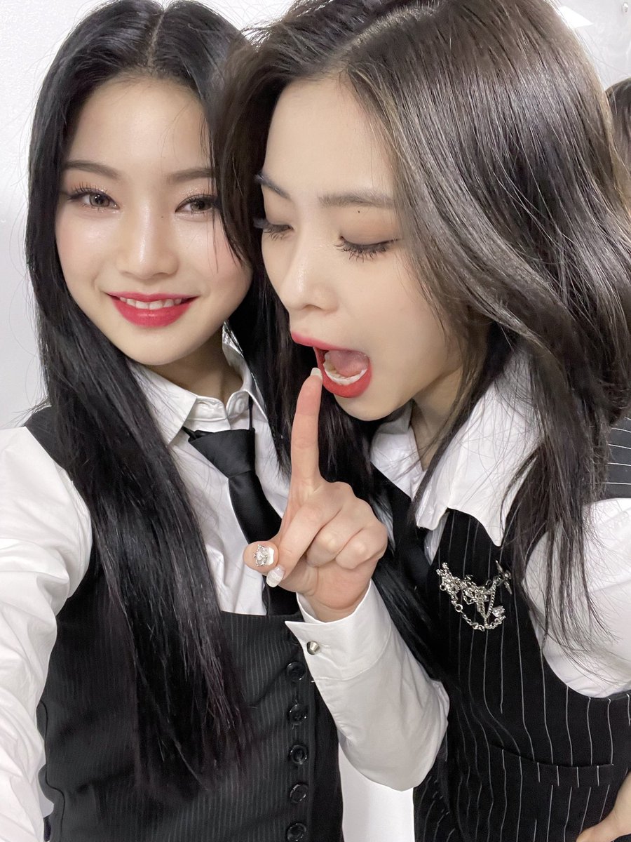 hello this is a new account dedicated to itzy's #RYUJIN and stayc's #ISA please help rt or like to spread the word <3 🐱 #itzy #stayc