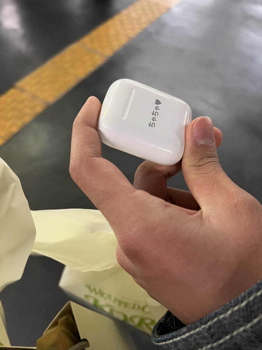 kazu_kundao's tweet photo. 京王線の高尾、山口行の電車の中にあった忘れ物のAirPodsです！
高尾の駅員さんに渡しておきました！
心当たりのある方！
#AirPods ＃落とし物 ＃忘れ物 #拡散希望 https://t.co/ZgcTXO2Sim