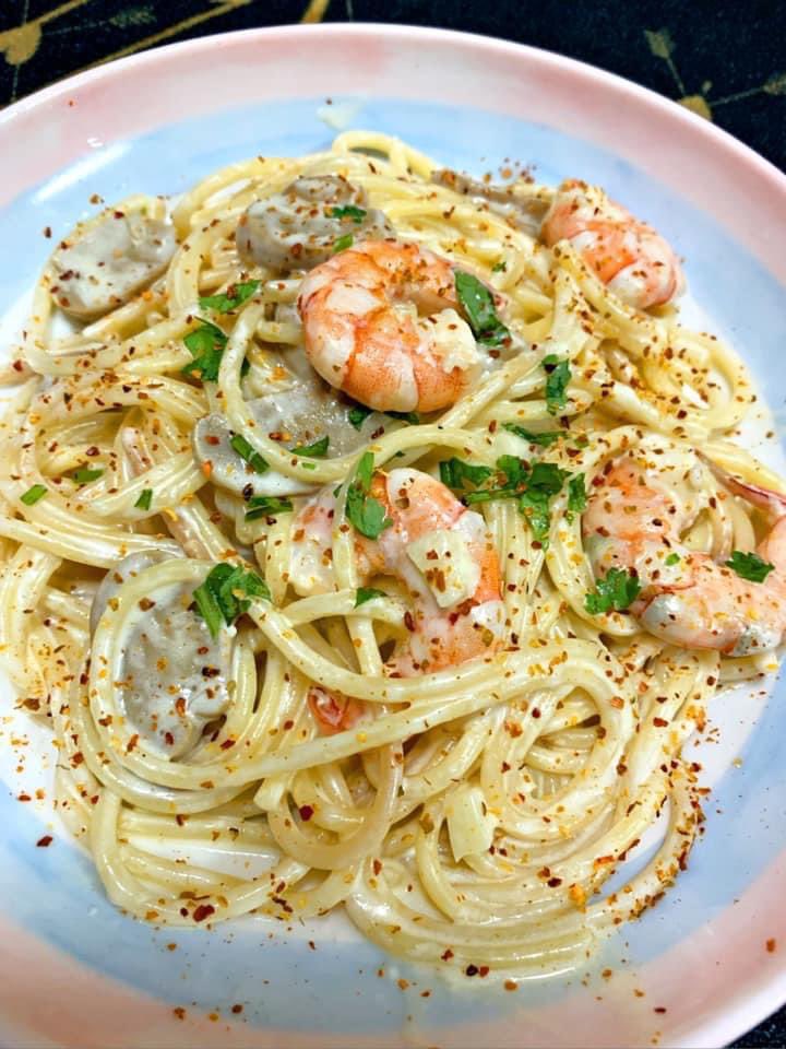 Resepi Spaghetti Carbonara cara saya utk( 2-3 orang makan);

Bahan-bahan;
- Spaghetti secukupnya (saya pakai angel hair punya. Jenama Prego)
- Olive oil secukupnya
- Bawang putih (potong dadu)
- Bawang holland (potong dadu)
- Udang (buang kulit)
- Cendawan butang dlm tin