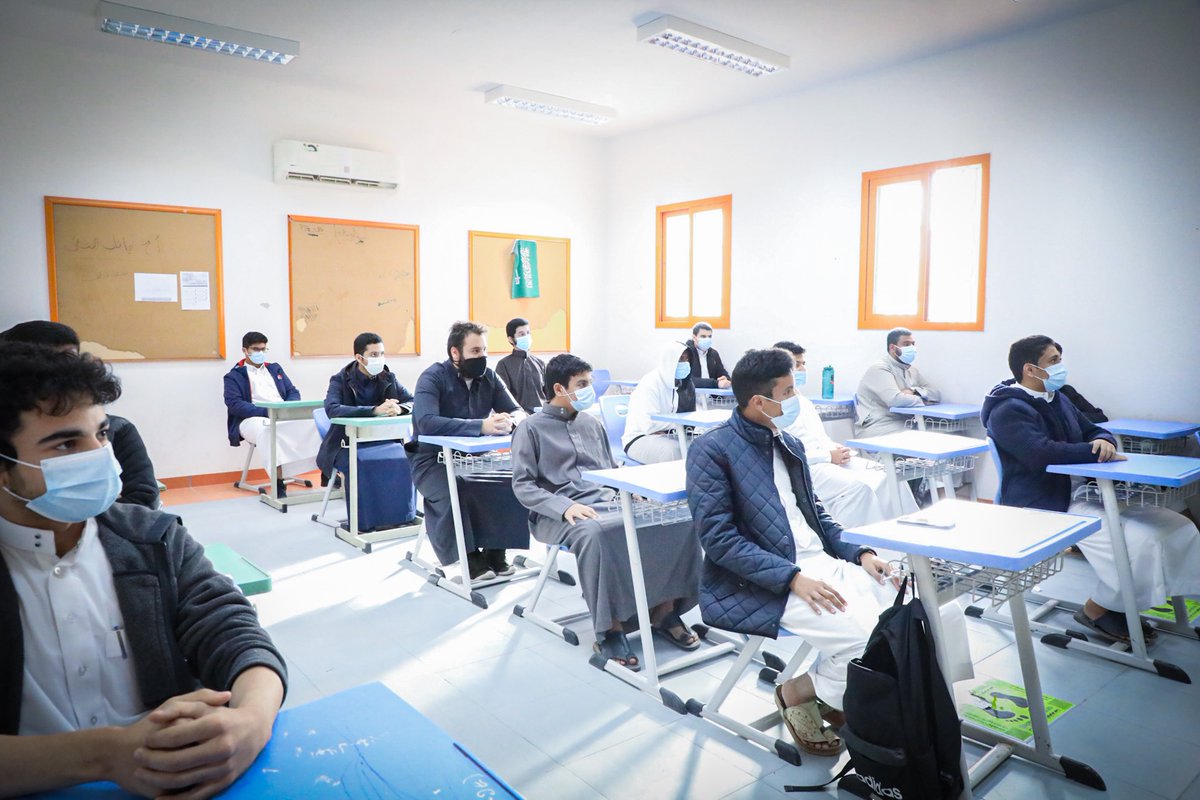 moe_gov_sa's tweet photo. #وزارة_التعليم تعتمد تفعيل الدليل الإرشادي؛ لمدير المدرسة والمنسق في نظام #مسارات_الثانوية.
 https://t.co/P0QWlqKGRF https://t.co/fQzBvLa14G