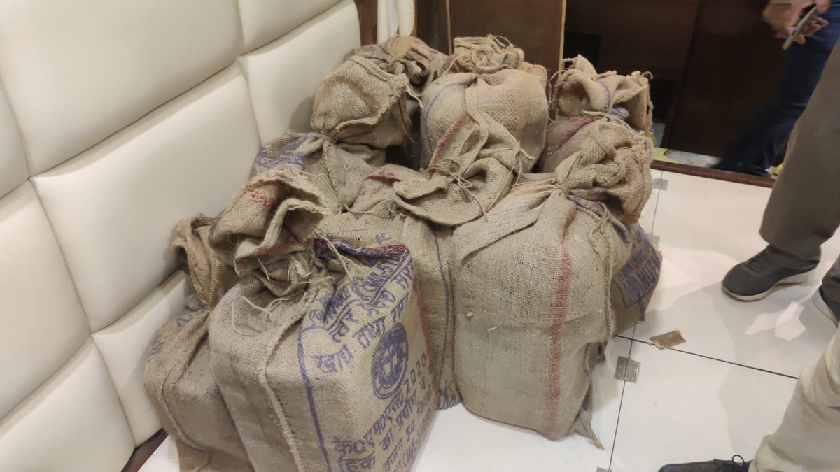 abhayparashar's tweet photo. Counting in Piyush Jain case of Kanpur continues. 177.45crore cash recovered from kanpur and 17 crore cash,23kgs gold and 600kg sandalwood oil recovered from kannauj. Operation purely by @IRS_IN piyush jain sent to JC for 14days @cbic_india https://t.co/CXGxSIPD5R
