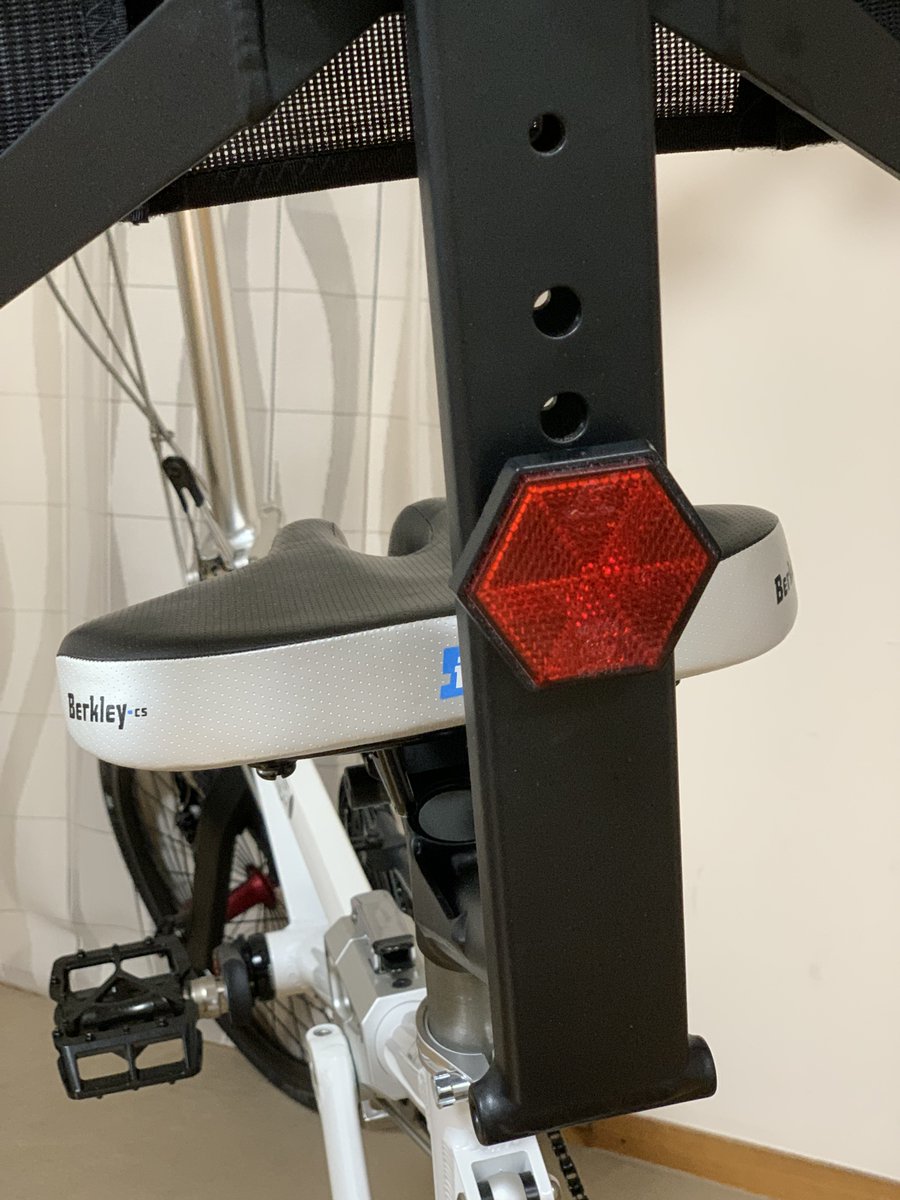 flanker29x's tweet image. タルタルーガ タイプFのヘッドチューブには「亀」のマークが描かれていますが、それに合わせるイメージで、リアのリフレクターを亀の甲羅っぽい六角形（ヘックス）のものに変えてみました。
#Tartaruga #タルタルーガ #typeF