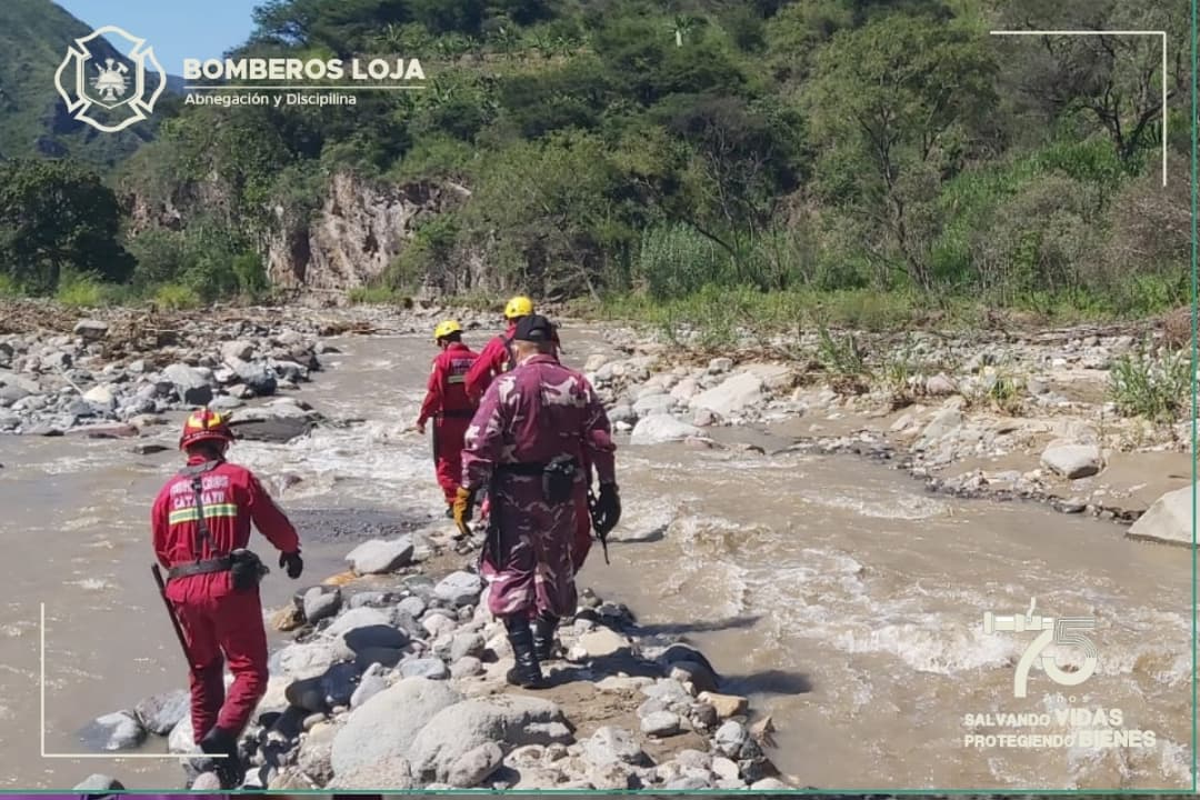 📍 #Loja #Chuquiribamba, #Taquil, continuamos en el sitio quebrada Naranjito, junto a organismos de respuesta en labores de búsqueda de la persona desaparecida. Tres fallecidos por deslizamiento de tierra en la vía.
#75𝑨ñ𝒐𝒔𝑺𝒂𝒍𝒗𝒂𝒏𝒅𝒐𝑽𝒊𝒅𝒂𝒔