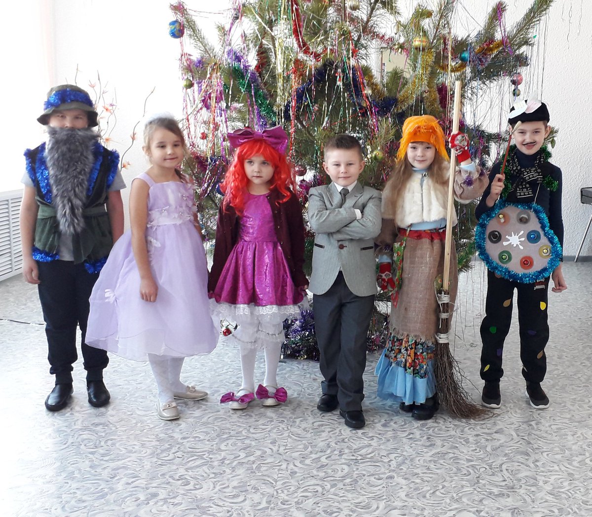 Новогодние праздники прошли и в <a href="/Erzovkaforever/">Ерзовский филиал, ГБОУ СОШ 2 «ОЦ»</a> Ребята из 1"Е"класса посмотрели  театрализованное представление, спасли Снегурочку от Бабы Яги и Кикиморы,пели песни,водили хороводы, участвовали в конкурсах и получили много подарков!
<a href="/GbouSosh2_KCh/">ГБОУ СОШ №2 ОЦ с. Кинель-Черкассы</a>