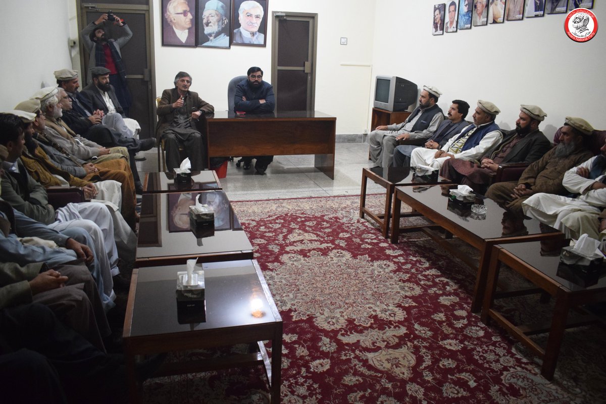 ANPOPakhtunkhwa's tweet photo. صدر عوامی نیشنل پارٹی خیبر پختونخوا ایمل ولی خان سے اے این پی اپر دیر کے عہدیداران و ذمہ داران باچا خان مرکز پشاور میں ملاقات کررہے ہیں۔ ملاقات میں مرکزی جائنٹ سیکرٹری خان نواب اور صوبائی جنرل سیکرٹری سردار حسین بابک بھی موجود ہیں۔
#ANPUpperDir | #AimalWaliKhan https://t.co/A6iAM2t8Mw