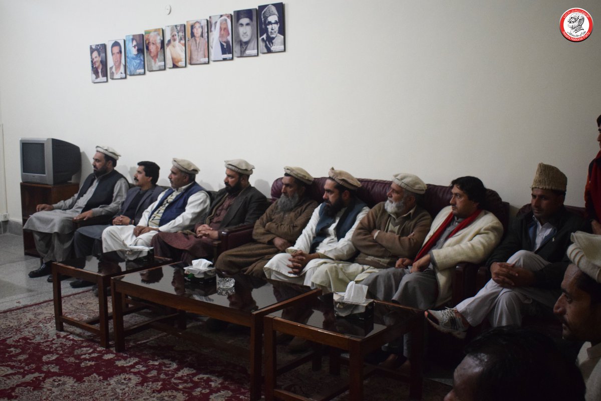 ANPOPakhtunkhwa's tweet photo. صدر عوامی نیشنل پارٹی خیبر پختونخوا ایمل ولی خان سے اے این پی اپر دیر کے عہدیداران و ذمہ داران باچا خان مرکز پشاور میں ملاقات کررہے ہیں۔ ملاقات میں مرکزی جائنٹ سیکرٹری خان نواب اور صوبائی جنرل سیکرٹری سردار حسین بابک بھی موجود ہیں۔
#ANPUpperDir | #AimalWaliKhan https://t.co/A6iAM2t8Mw