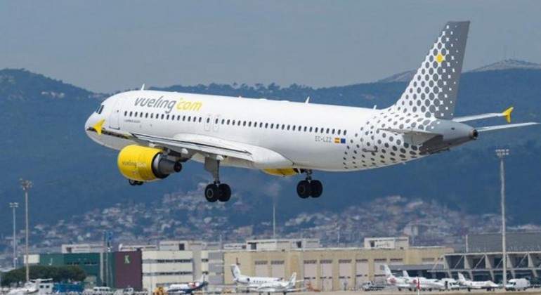 sepla_pilotos's tweet photo. 🗣️@vueling garantiza la campaña de #navidad gracias al acuerdo con sus #pilotos, que renunciarán a sus días libres para evitar escasez de personal.
Lo contamos aquí: 
https://t.co/OgkP5a67t1 https://t.co/nOMAiuR4u0
