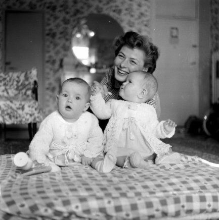CitizenScreen's tweet photo. Ingrid Bergman with her then 11-month-old twins, Isabella and Ingrid, at their home in Naples, Italy in 1953. #DailyIngrid https://t.co/OTUeniGgS0