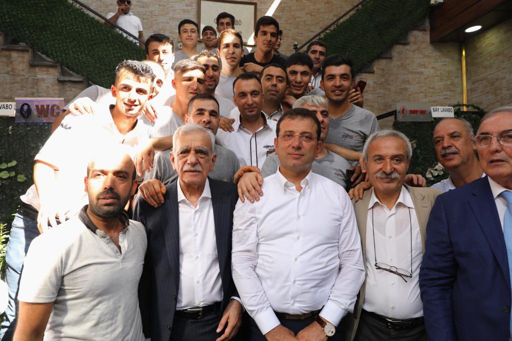 UmutcanAte21's tweet photo. İmamoğlu: 
Allah canımı alsin, belediyeye bi tane PKK'lı aldimsa..

Niye inanmiyonuz gı?😎 https://t.co/heAl5p9i7N