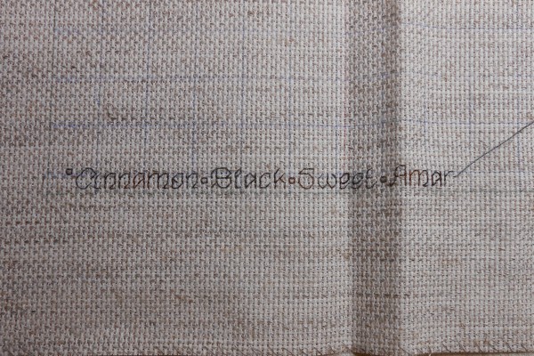 getsuroukan's tweet photo. 出先ステッチのBullfinch、完成♪

余った時間でLET'S DO COFFEE開始。
リネン混のアイーダに
DMCカラーバリエーションの4000(エスプレッソ)使用。
指定色の暗赤よりこっちのがコーヒーっぽい☕

#クロスステッチ #Alisa #Imaginating https://t.co/4uAxuP4aOp