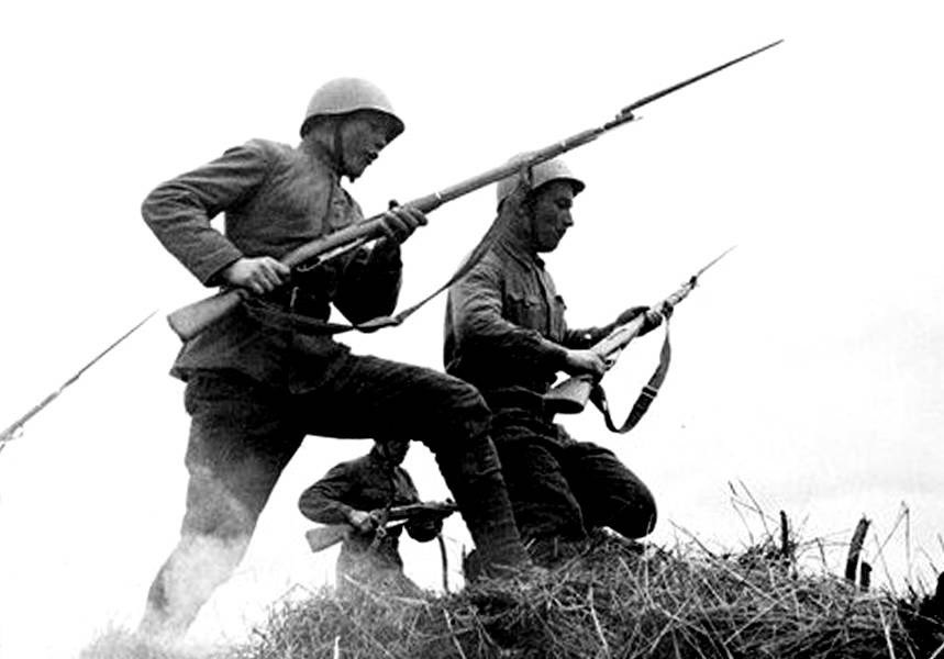 Рукопашная схватка на войне. Штыковая атака вторая мирова. Идти в штыки. Идти в штыки. Боец ркка штыковая атака.