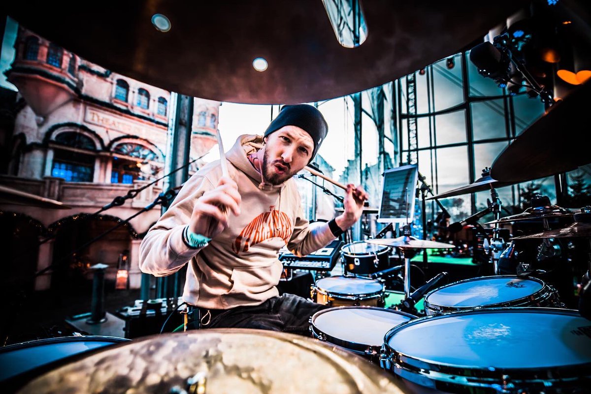 Ruim 2.4 miljoen kijkers en meer dan €500.000 voor Unicef ❤️
Zo onwijs trots wij er als bandje deze kersteditie weer bij mochten zijn en dat ik de taak van “Musical Director” op me mocht nemen!
#thestreamers  #efteling #drummer #drums #md #yamahadrums #zildjianfamily #teamremo