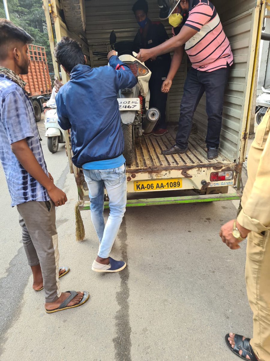iamyashlohani's tweet photo. process the bike got damaged. It is a piece of junk for the showroom guys now, but it was my priced possession. I want you to intervene and question the showroom. Attaching all documents here in the tweet. @HeroMotoCorp @HR_HeroMotoCorp 

Regards. https://t.co/lnKVoL1sYo