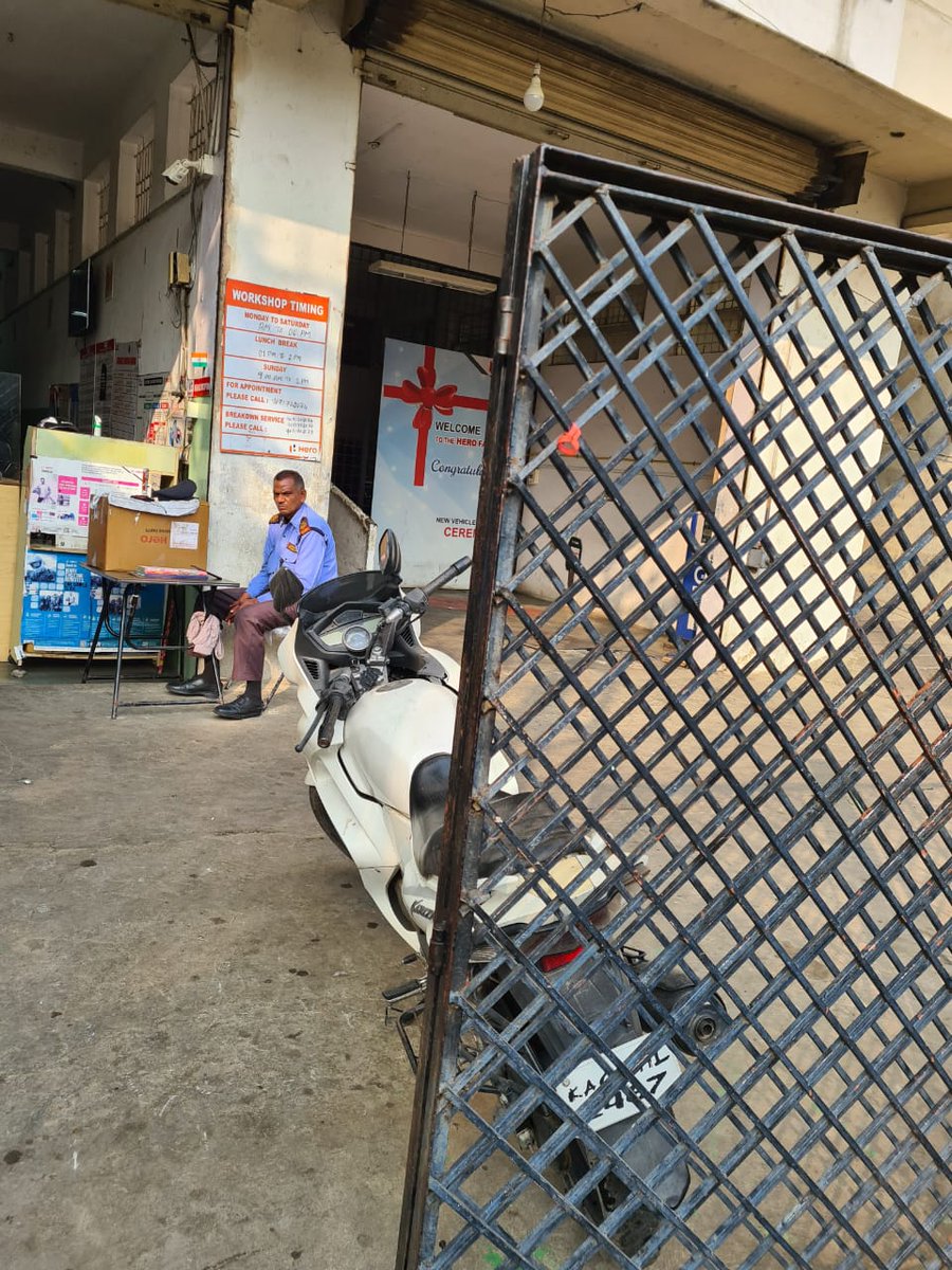iamyashlohani's tweet photo. process the bike got damaged. It is a piece of junk for the showroom guys now, but it was my priced possession. I want you to intervene and question the showroom. Attaching all documents here in the tweet. @HeroMotoCorp @HR_HeroMotoCorp 

Regards. https://t.co/lnKVoL1sYo