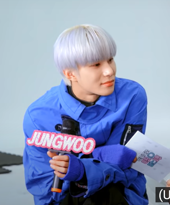 imsoulie's tweet photo. Mặt Jungwoo đúng kiểu ghen vcl lúc yuta nắm tay xiaojun =)))) lần pv này Jungwoo mặt nghiêm túc hẳn =)))) dính yuta lâu quá nên thấy anh thân thiết với ai là chịu ko nổi =)))) https://t.co/6eERZnUlZH