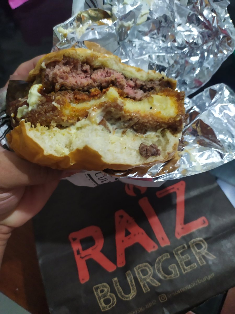 BrunoRiggs's tweet photo. Rapaz, ontem eu pedi esse Burger Angus com mussarela empanada e vou te dizer. Nem café da manhã consegui comer ainda kkkkkk. Raiz Burger aqui em Salvador. #food #Rango #sanduba #larica https://t.co/FNM9irUcNH