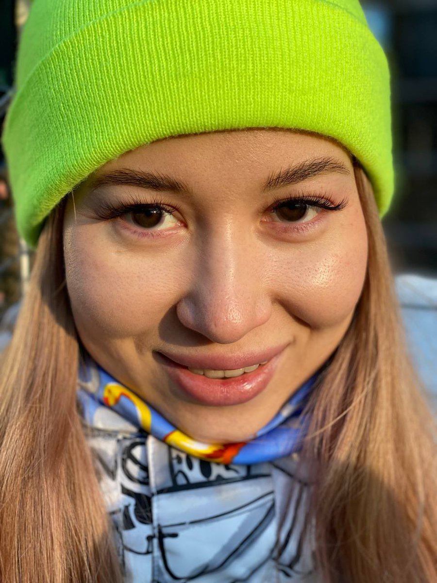 mi__stress's tweet photo. Привет, это я объебалась и случайно купила фотохромные линзы (в помещении они прозрачные, на ярком свету затемняются). 
Теперь мои зелёные глаза на солнце превращаются в это 🧛🏻‍♀️ https://t.co/PT1ocJsBw7