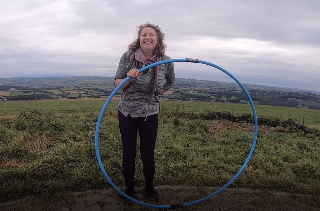 Our large XL hoops always bring a smile.
...
The one I have here is our XL 56' diameter hoop...Yes that's big, but a great size for a slower more meditative style of hooping and its fun!

#meditation #hooptherapy #hoopingfun #getoutside #funandfitness #beginnershoops