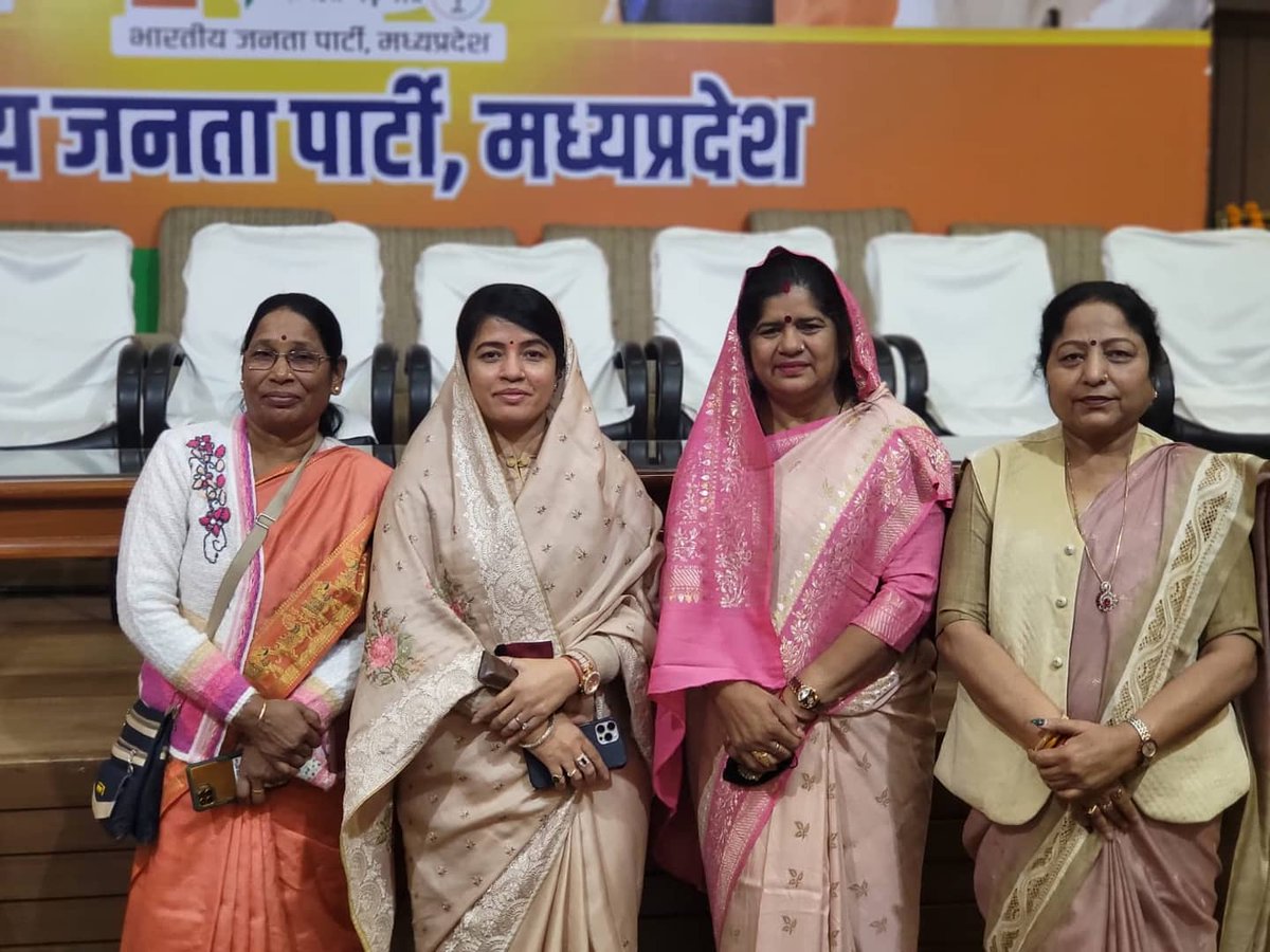 ImartiDevi's tweet photo. आज भाजपा प्रदेश कार्यालय में आयोजित
प्रदेश के जिलों के जिला प्रबंध समिति सम्मेलन में  उपस्थित हुआ। इस दौरान प्रदेश अध्यक्ष श्री विष्णुदत्त शर्मा जी, संगठन महामंत्री श्री सुहास भगत जी व सह-संगठन महामंत्री श्री हितानंद शर्मा जी का मार्गदर्शन प्राप्त हुआ। https://t.co/dkWVLc7B6D