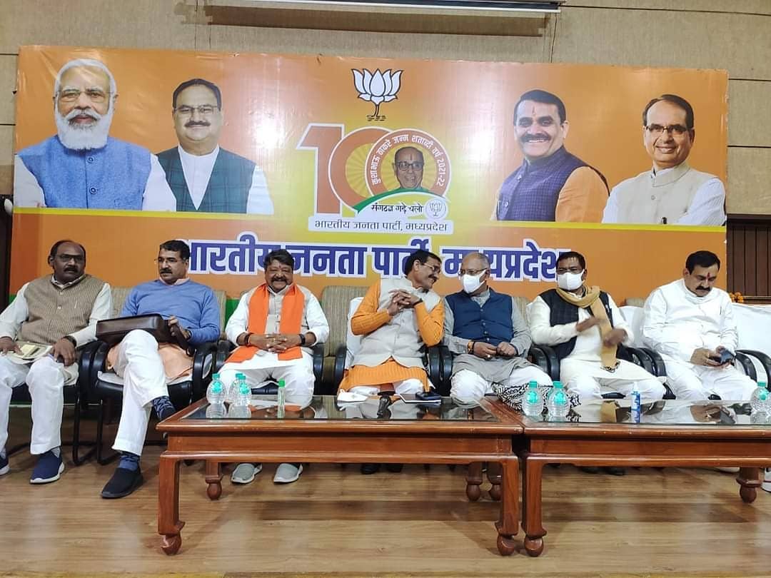 आज भाजपा प्रदेश कार्यालय में आयोजित
प्रदेश के जिलों के जिला प्रबंध समिति सम्मेलन में  उपस्थित हुआ। इस दौरान प्रदेश अध्यक्ष श्री विष्णुदत्त शर्मा जी, संगठन महामंत्री श्री सुहास भगत जी व सह-संगठन महामंत्री श्री हितानंद शर्मा जी का मार्गदर्शन प्राप्त हुआ।