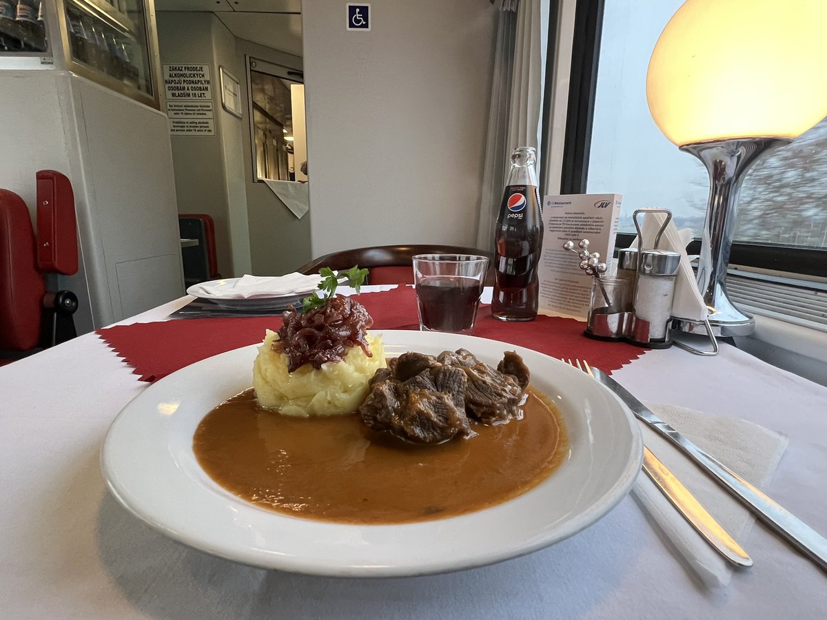 otbhh's tweet photo. #Bahnzeit im #EC177: Im #Speisewagen der @ceskedrahy_ gibt es heute Schweinebäckchen an Schwarzbier mit Sahnekartoffelpüree und Honig-Chutney aus roten Zwiebeln. Herrlich. Dobrou chuť! #bahn @_DiningCar @speisewagen #diningcar https://t.co/vJ1v4CMQFk