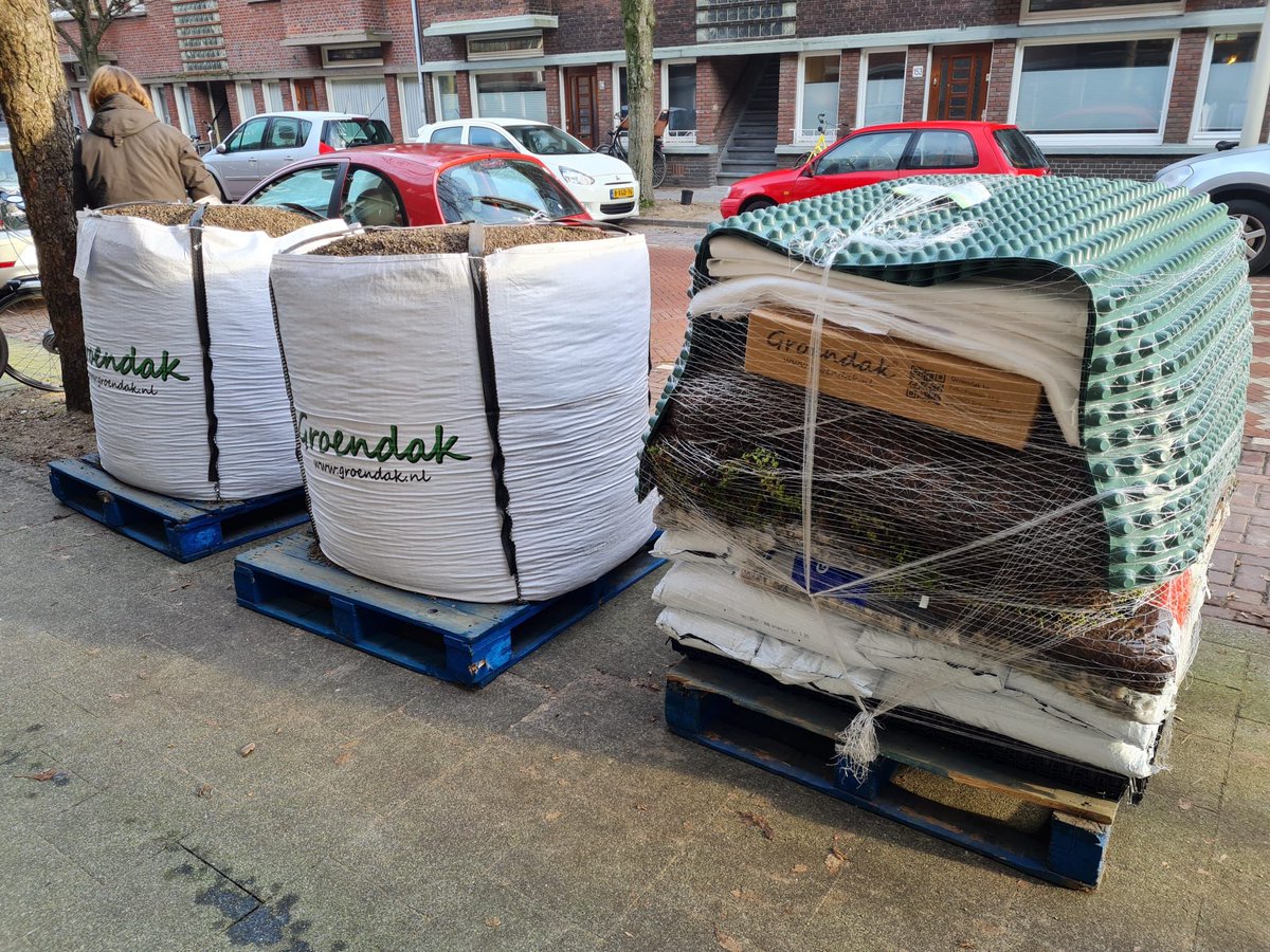 R_Lelieveld's tweet image. De spullen heb ik besteld bij @Groendak, nu voor de tweede keer klant en ik ben zeer tevreden over de kwaliteit van het materiaal ook over de klantvriendelijkheid van het personeel, ze nemen snel de telefoon op.