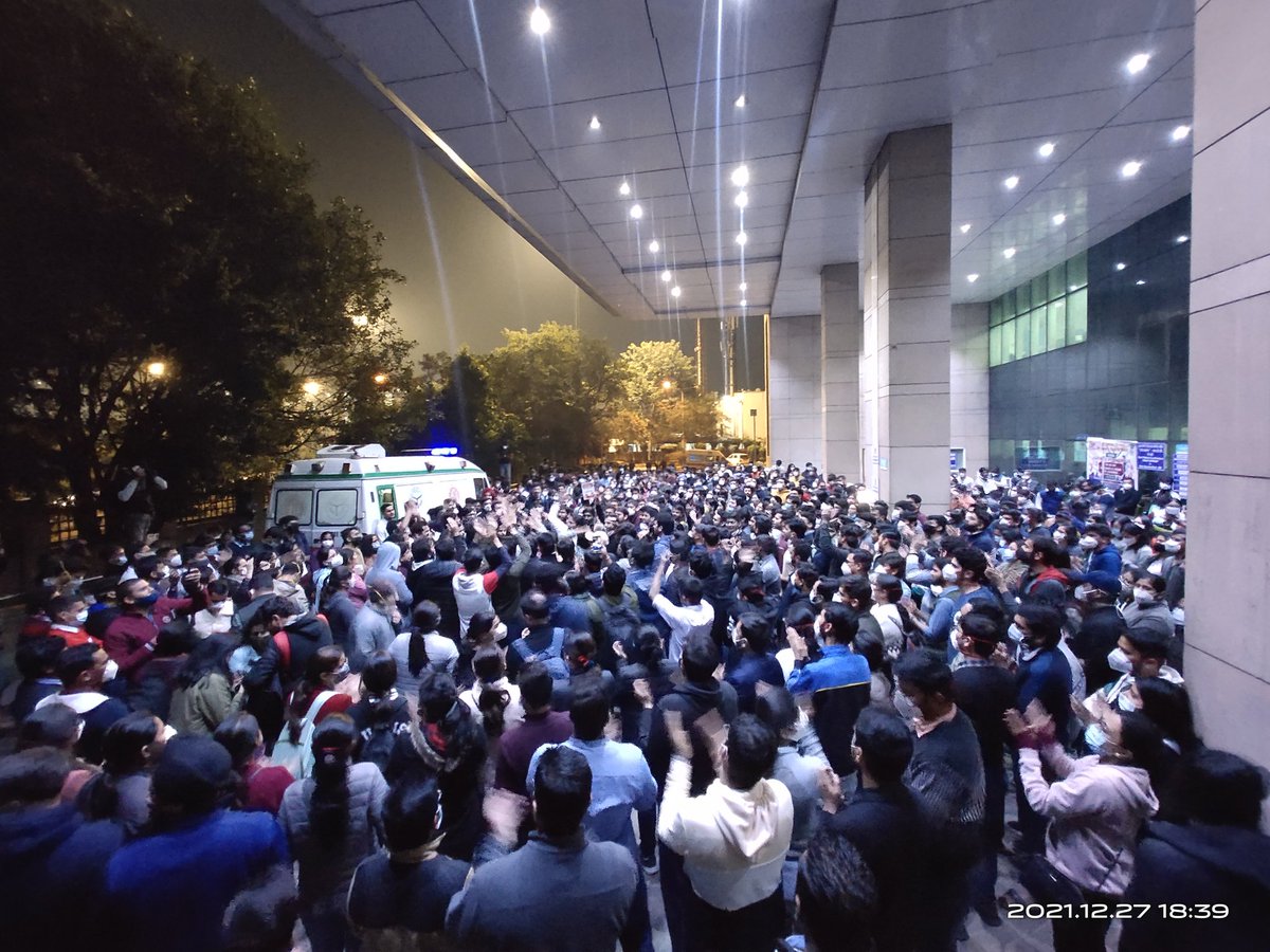 RdaUcms's tweet photo. VMMC &amp; SJH EMERGENCY right now!!
It's not funny to hit the healers when they peacefully ask for more doctors to take care of health of all!!!
@FordaIndia @AIIMSRDA @TOIIndiaNews @HindustanTimes @TheQuint @thewire_in @the_hindu @ndtvindia @ndtv @DrDatta_AIIMS @AshishOnGround @ANI https://t.co/S5p9sWtojm