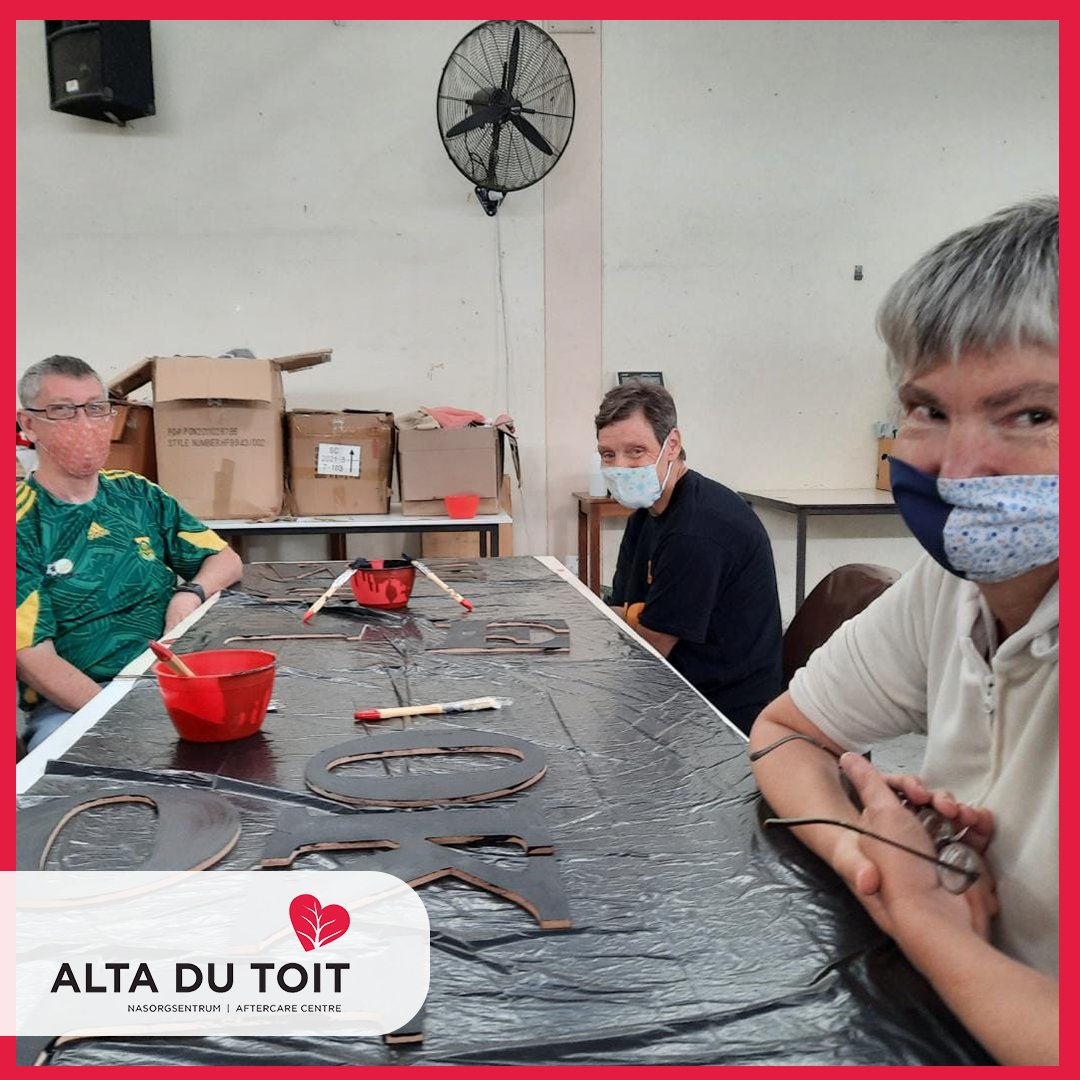 AltaSorg1's tweet photo. // Vreugde met 'n kwas // ♥️🎨

'n Paar van ons inwoners is al besig om die nuwe jaar rooi te verf!

#altadutoit #altadutoitsentrum #altakliente #boxingday #verf #activities #altadutoitboston #altadutoitbellville #altasorg #family #familytime https://t.co/HpbFLfn1PN