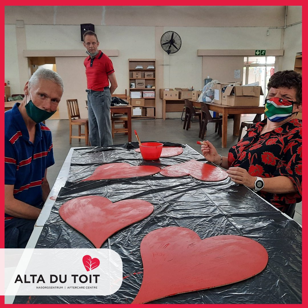 AltaSorg1's tweet photo. // Vreugde met 'n kwas // ♥️🎨

'n Paar van ons inwoners is al besig om die nuwe jaar rooi te verf!

#altadutoit #altadutoitsentrum #altakliente #boxingday #verf #activities #altadutoitboston #altadutoitbellville #altasorg #family #familytime https://t.co/HpbFLfn1PN