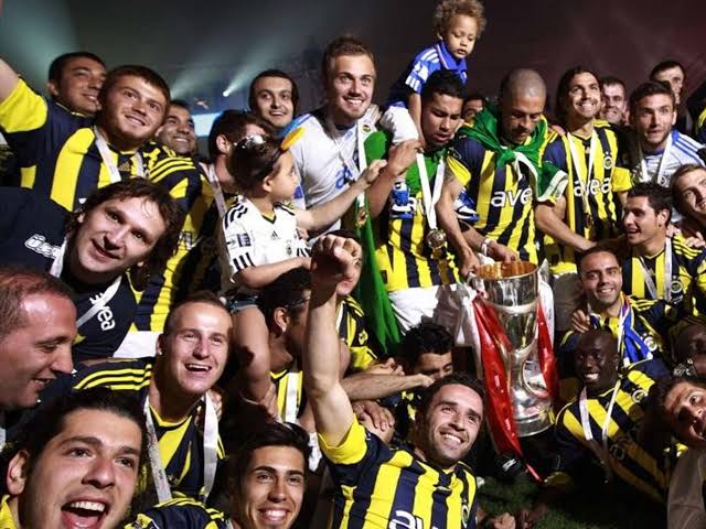 BEKreyiz's tweet photo. " dilimde şarkıların gündüz gece " 

2010-2011 SEZONU ŞAMPİYONU 

             FENERBAHÇE https://t.co/US6V35DTQe