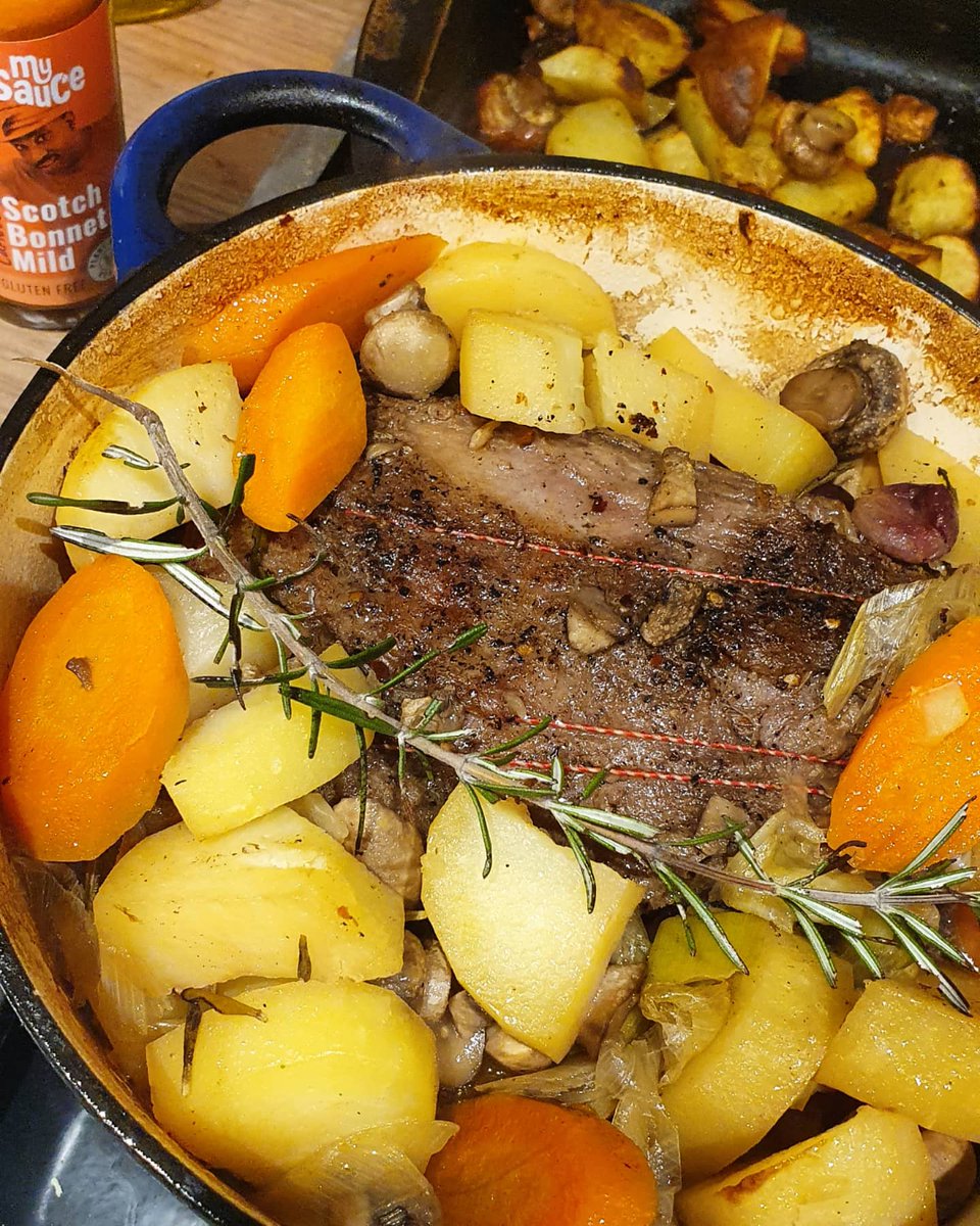 The #eating and the #finedinning  continues : Days After Christmas 🎄

Quailty Boneless Beef - seasoned , Sealed &amp; #slowcooked 3hrs - Sunday Dinner !! #sundaydinner #dinnerwithfriends #chefsplatform
#foodhungers #garlicbutter
#rosemarywater 
#carrots