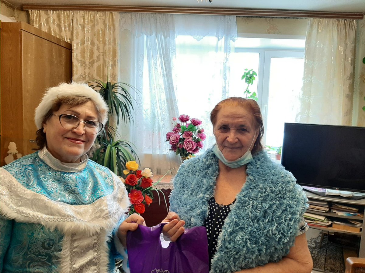 Волонтеры ТОСа"ЗАРЯ"  в лице председателя ТОСа и Снегурочки поздравили ветеранов-активистов Советского района с наступающим Новым 2022 Годом и вручили подарки от ЦСП, и связанные руками волонтеров Серебрянного возраста теплые шарфики
