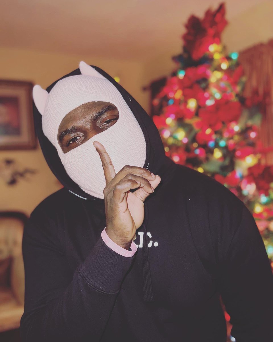 liltps26's tweet photo. A Demon😈 under the tree 🌲 https://t.co/vBNMdXkvyP