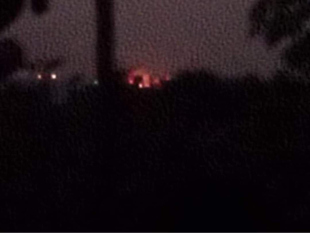 spring_2021's tweet photo. -According to PDF, Fire broke out in MaeHtawThale Village near LayKayKaw,Myawaddy Tsp at around 6:30pm tonight.
-Fighting has been going on since early this morning in MaeWarKhee and SAC launched airstrikes,machine guns and artillery shells to MaeHtawThale village.
#Dec27Coup https://t.co/87jHPp2s5A
