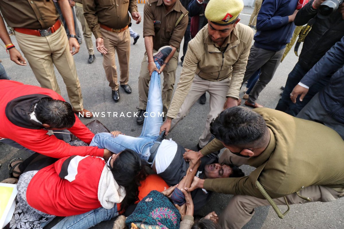 AjayLalluINC's tweet photo. 69000 शिक्षक भर्ती के अभ्यर्थियों पर बर्बरता। 

लाठी - गोली की भाजपा सरकार का अंत तय है। सड़कों पर पुलिसिया लाठी और बूट से पीटा जाने वाला यही नौजवान भाजपा के तानाशाही लंका में आग लगायेगा। https://t.co/svT0i0X89V