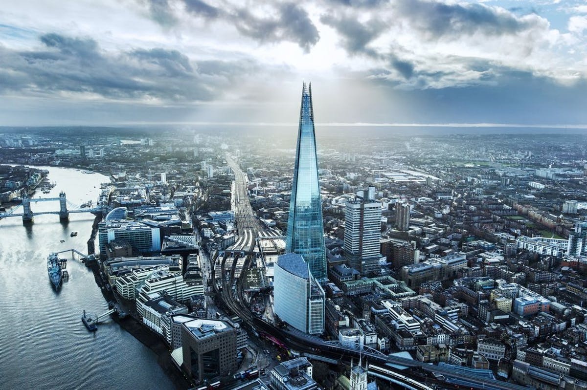 “To walk alone in London is the greatest walk” - Virginia Woolf

Go on up to The Shard! One of the tallest buildings in the city which provides open-air platforms for spectacular views all over London. 

#theshard #views #allthingslondon