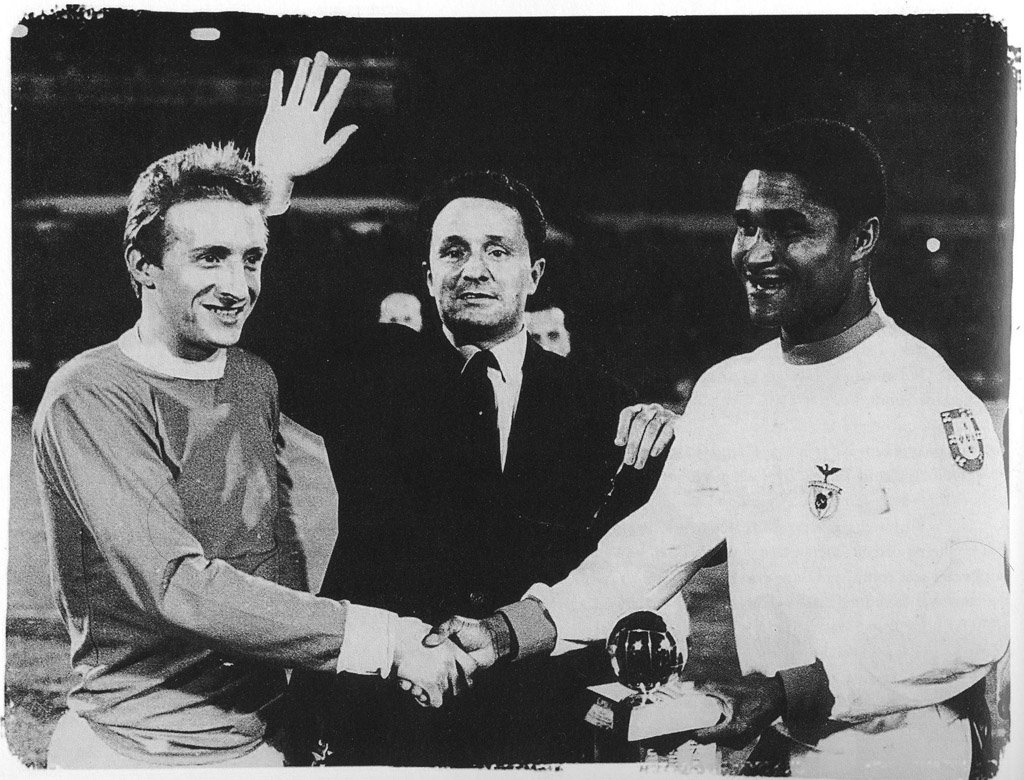 EusebioGreat's tweet photo. A incrível época de Eusébio que lhe valeu a "Bola de Ouro":

Campeonato: 20 Jogos, 28 Golos;
Taça de Portugal: 7 Jogos, 12 Golos;
Taça de Honra : 2 Jogos, 4 Golos;
Taça dos Campeões: 9 Jogos, 9 Golos;

Total: 38 Jogos, 53 Golos. https://t.co/wLbfFuhBxO