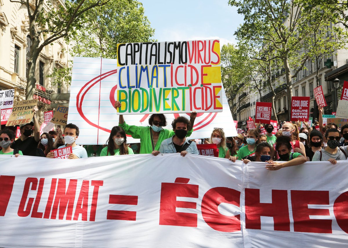 Voltuan's tweet image. Big mistake !! Proof of lack of empathy on your part #MarieToussaint and #EdRam @EdR4m there is also a young giraffe at the bottom of the photo victim of the drought and the crimes of a humanity gone mad !! #livingrights #climate #biodiversity #justice