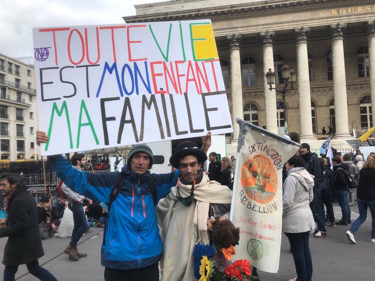 Voltuan's tweet image. Erreur grossière !! Preuve de manque d'empathie de votre part #MarieToussaint et #EdRam @EdR4m il y a aussi une jeune girafe en bas de la photo victime de la sécheresse et des crimes d'une humanité devenue folle !! #droitsduvivant #climat #biodiversité #justice