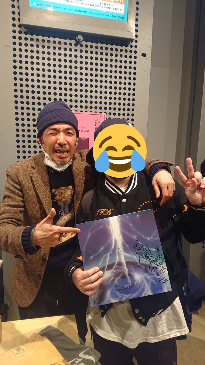 jun_927panda's tweet photo. TWIGY氏とRINO氏という昔からの憧れラッパーの方々とお写真撮って頂き幸せ🥰
写真快く応じて頂いてありがとうございました🤗
そして写真撮って頂いたたまなぶ氏と親切なお兄さんもありがとうございました🙇
大切にします🤗
#TWIGY
#RINOLATINAII
#伝説の一夜 https://t.co/sVkMCwZIsD
